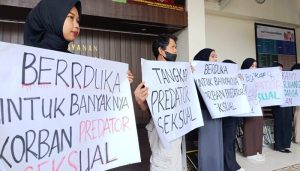 Aktivis Perempuan Gelar Aksi di Sidang Agus Disabilitas