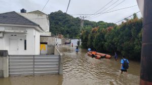 Warga Perumahan Citra Kencana Labuapi Dievakuasi dengan Perahu