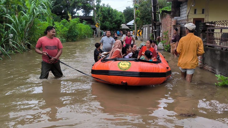 Petugas mengevakuasi warga Desa Karang Bongkot Labuaapi yang terjebak banjir