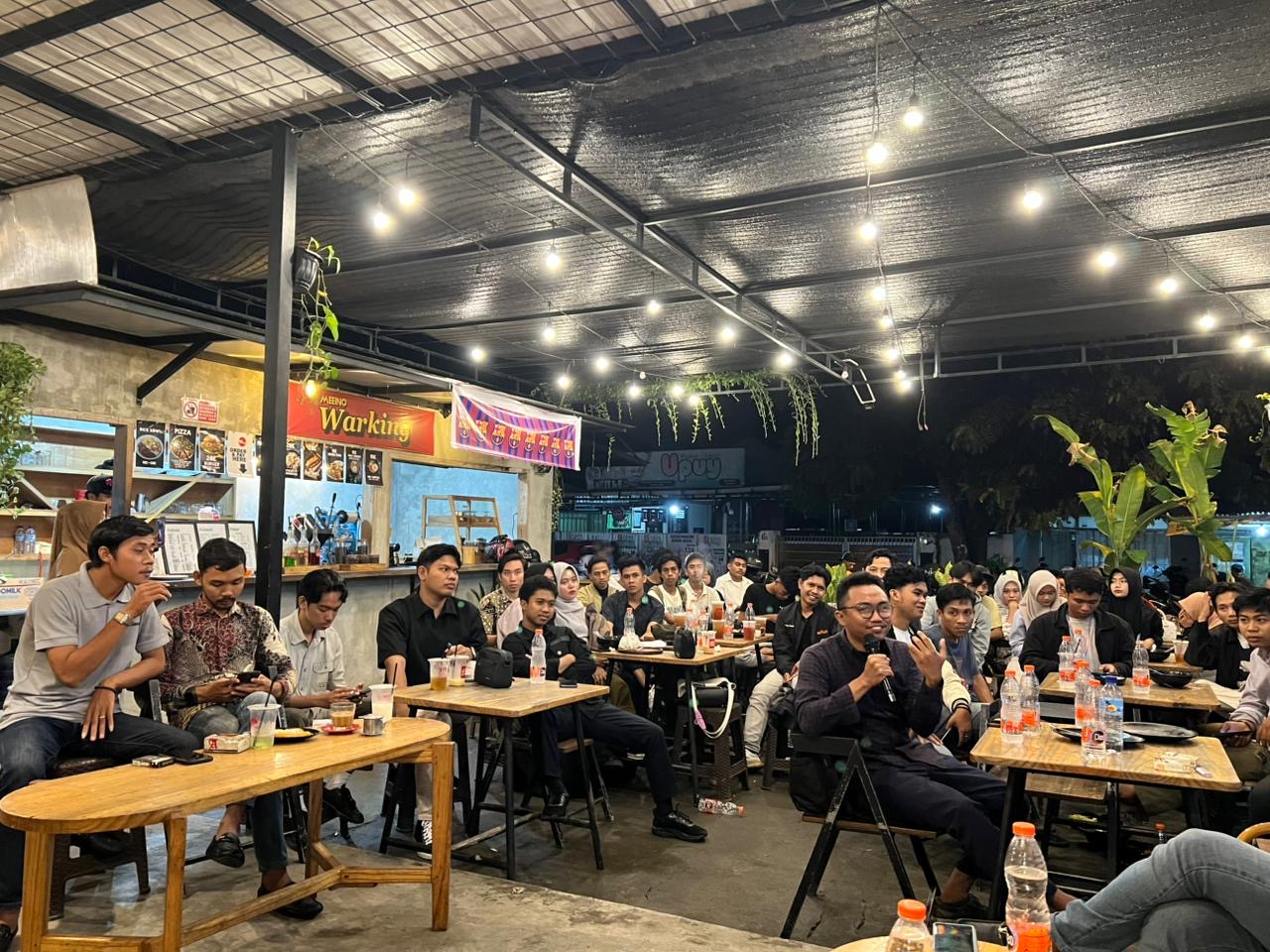 Generasi muda mengikuti diskusi Meenio Warking, Kota Mataram, Jumat malam (16/5/2025)
