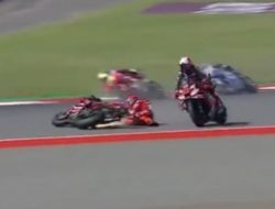 Drama Panas di MotoGP Mandalika 2025! Bezzecchi Seruduk Marquez, Balapan Langsung Kacau!