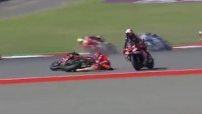 Drama Panas di MotoGP Mandalika 2025! Bezzecchi Seruduk Marquez, Balapan Langsung Kacau!