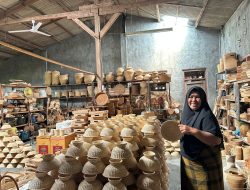 Dari Anyaman Leluhur ke Pasar Hotel, Perjuangan Baiq Sumardian Angkat Kerajinan Lombok