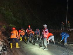 Longsor Tutup Jalur Pusuk Sembalun, Tim Gabungan Bergerak Cepat Buka Akses