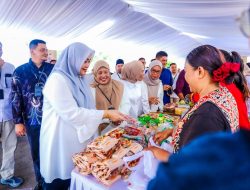 Wagub NTB Buka Bazar Ramadan BPR NTB, Sembako Murah Diserbu Warga