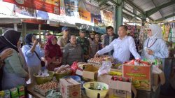 Safari Ramadan di Sumbawa, Gubernur NTB Pantau Harga Bahan Pokok di Pasar Brang Biji