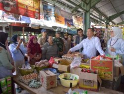 Safari Ramadan di Sumbawa, Gubernur NTB Pantau Harga Bahan Pokok di Pasar Brang Biji