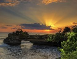 Pesona Pura Batu Bolong Lombok Barat, Perpaduan Sakral dan Panorama Sunset yang Memikat