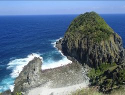 Pesona Pantai Jagog Dalem yang Masih Alami