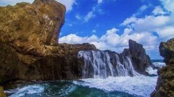 Pantai Nambung Lombok: Surga Tersembunyi dengan Air Terjun Asin yang Langka