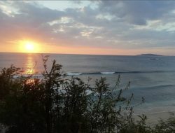 Pantai Teluk Borok, Pesona Teluk Tenang dengan Sunset Memikat di Lombok Utara