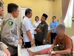 Wujud Kepedulian, BAZNAS NTB Dampingi Gubernur Jenguk dan Salurkan Santunan Bagi Santri Korban Insiden Terbakar