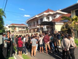 Tahan Duit Bantuan ke Korban, Kantor Hotman 911 NTB Digeruduk Massa Aksi