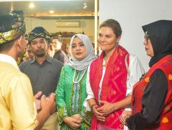 Putri Victoria Kagumi Karya Perajin Perempuan NTB di Bale Kita